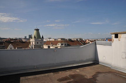 Dachansicht mit Turm und Stadtkulisse in Wien bei Tag