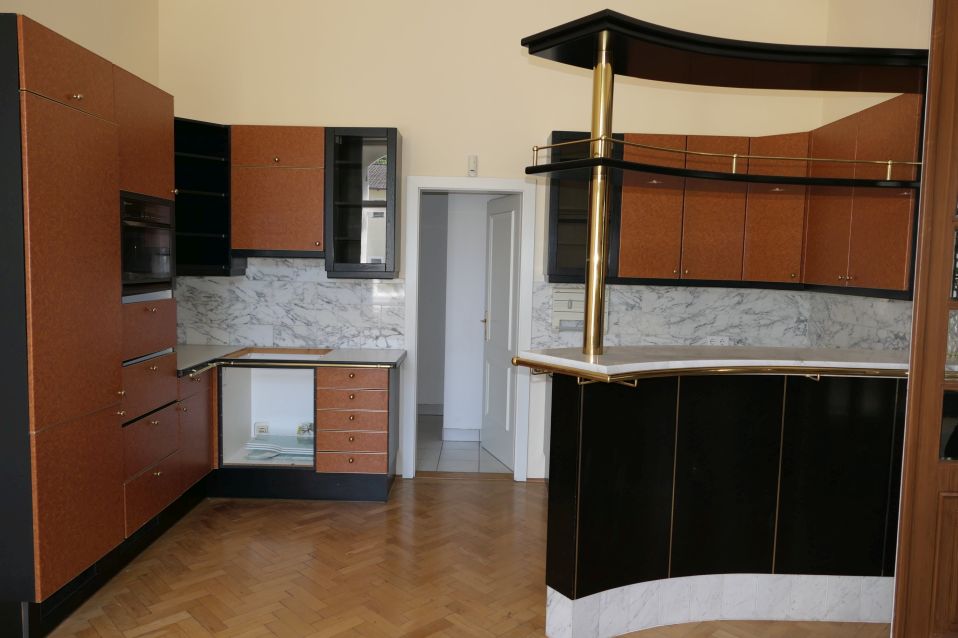 Küchenzeile mit Bar und Marmorwandverkleidung, Parkettboden, Wien